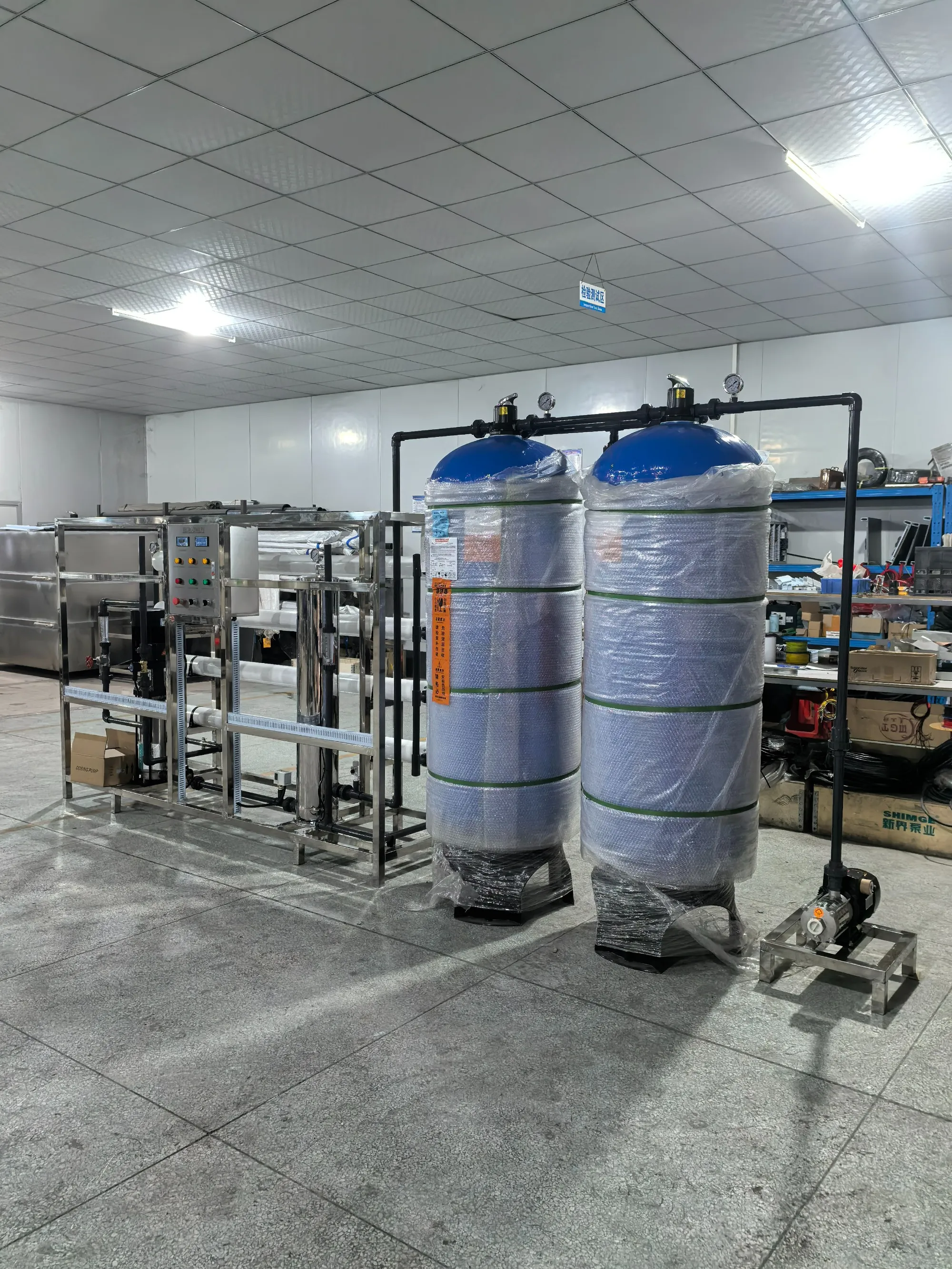Sistema de ósmosis inversa estándar de 2000 LPH compacto y eficiente para una purificación de agua confiable