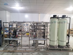 Máquina de agua pura de acero inoxidable, esterilizador UV, sistemas de ósmosis inversa, maquinaria de tratamiento de agua de 2000lph