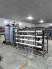 Sistema de ósmosis inversa estándar de 2000 LPH compacto y eficiente para una purificación de agua confiable