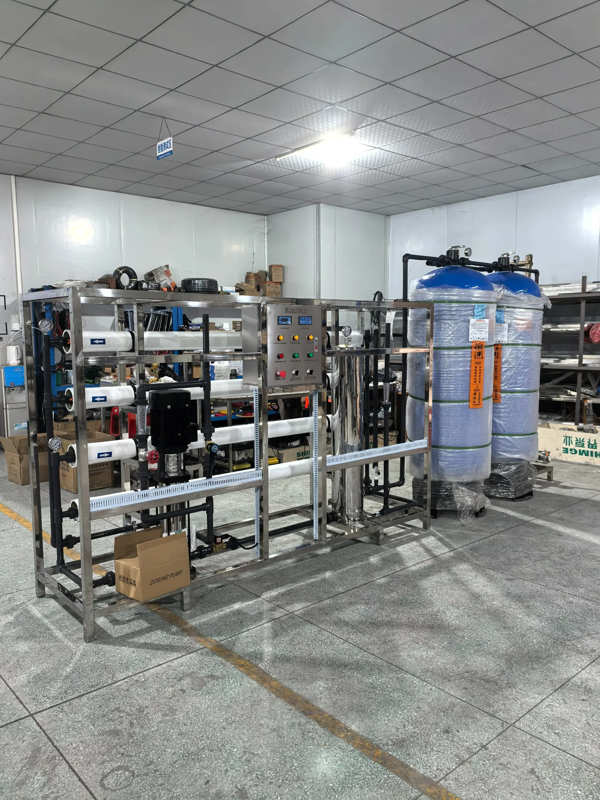 Sistema de ósmosis inversa estándar de 2000 LPH compacto y eficiente para una purificación de agua confiable