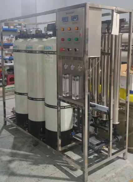 Sistema de purificación de agua por ósmosis inversa 1000LPH para la industria ambiental con membrana y bomba.