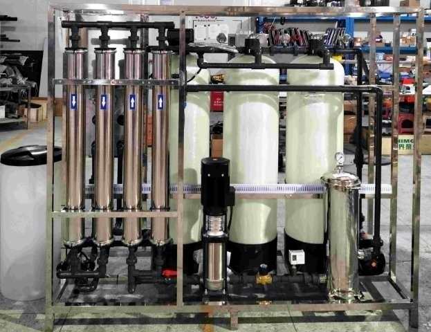 Sistema de purificación de agua por ósmosis inversa 1000LPH para la industria ambiental con membrana y bomba.