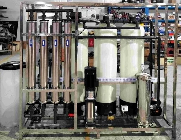 Sistema de purificación de agua por ósmosis inversa 1000LPH para la industria ambiental con membrana y bomba.